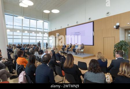 Al centro Matteo Negri e Costanza oliva studenti del Master in Giornalismo Walter Tobagi al Convegno “Caregiver, mutamenti demografici nuove esigenze di tutela in una Società in cambiamento” presso lo spazio eventi intesa Sanpaolo in via Melchiorre Gioia 22 - Cronaca - Milano, Italia - Lunedì, 18 marzo 2024 (foto Stefano porta/LaPresse) Matteo Negri e Costanza oliva allievi del Master Walter Tobagi in Giornalismo al Convegno “Caregiver, cambiamenti demografici, nuove esigenze di protezione in una società in cambiamento” presso lo spazio eventi intesa Sanpaolo in via Melchiorre Gioia 22 - News - Milano, Ita Foto Stock