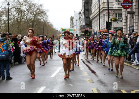 Londra, Regno Unito. 17 marzo 2024. Gli artisti prendono parte alla sfilata annuale del giorno di San Patrizio nel centro di Londra. Credito: SOPA Images Limited/Alamy Live News Foto Stock