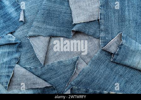 Texture da pezzi strappati di denim. Texture jeans. Materiale per cucire gli indumenti Foto Stock