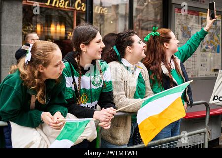 Londra, Inghilterra, Regno Unito. 17 marzo 2024. Decine di migliaia di persone partecipano alla parata di San Patrizio a Londra per celebrare la cultura irlandese. (Immagine di credito: © Cal Ford/ZUMA Press Wire) SOLO PER USO EDITORIALE! Non per USO commerciale! Foto Stock