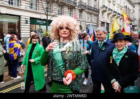 Londra, Inghilterra, Regno Unito. 17 marzo 2024. PANTI BLISS, alias RORY o'NEIL, guida la sfilata di Londra del 2024 St Patricks Day dopo essere stato premiato come Grand marshall per l'evento (Credit Image: © Cal Ford/ZUMA Press Wire) SOLO PER L'USO EDITORIALE! Non per USO commerciale! Foto Stock