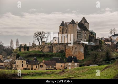 Salignac-Eyvigues, Nouvelle-Aquitaine, Francia - 17 marzo 2024: Castello di Salignac nel villaggio di Salignac-Eyviguesin, regione Dordogna di Fran Foto Stock