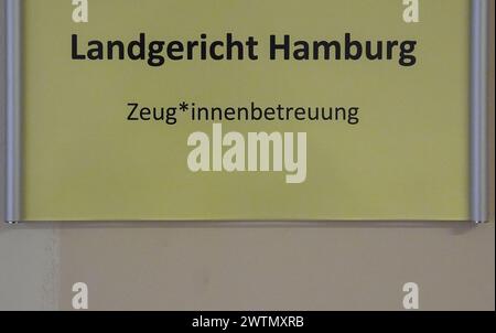 Amburgo, Germania. 5 marzo 2024. Un cartello con l'iscrizione 'Landgericht Hamburg Zeugen*innenbetreuung' e' appeso fuori da una stanza nell'edificio della giustizia penale. Crediti: Marcus Brandt/dpa/Alamy Live News Foto Stock