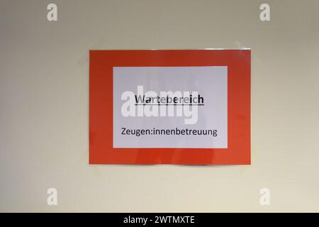 Amburgo, Germania. 5 marzo 2024. Un cartello con scritto "Wartebereich Zeugen:innenbetreuung" è appeso fuori da una stanza nell'edificio della giustizia penale. Crediti: Marcus Brandt/dpa/Alamy Live News Foto Stock