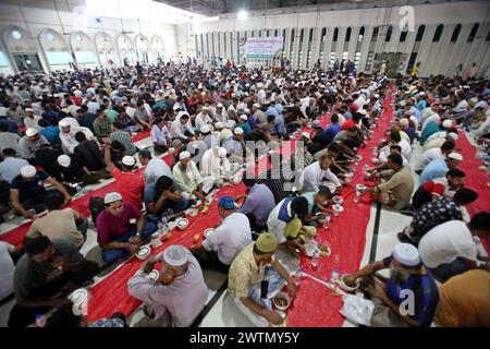 Dacca, Bangladesh. 18 marzo 2024. I devoti musulmani sono seduti insieme prima di rompere il digiuno durante il mese Santo del Ramadan alla Moschea Nazionale Baitul Mukarram a Dacca, Bangladesh, il 18 marzo 2024. Foto di Habibur Rahman/ABACAPRESS.COM credito: Abaca Press/Alamy Live News Foto Stock