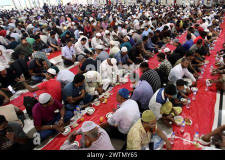 Dacca, Bangladesh. 18 marzo 2024. I devoti musulmani sono seduti insieme prima di rompere il digiuno durante il mese Santo del Ramadan alla Moschea Nazionale Baitul Mukarram a Dacca, Bangladesh, il 18 marzo 2024. Foto di Habibur Rahman/ABACAPRESS.COM credito: Abaca Press/Alamy Live News Foto Stock