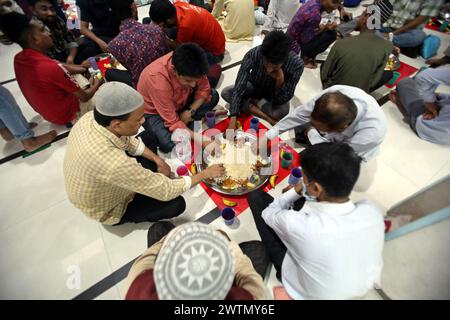 Dacca, Bangladesh. 18 marzo 2024. I devoti musulmani sono seduti insieme prima di rompere il digiuno durante il mese Santo del Ramadan alla Moschea Nazionale Baitul Mukarram a Dacca, Bangladesh, il 18 marzo 2024. Foto di Habibur Rahman/ABACAPRESS.COM credito: Abaca Press/Alamy Live News Foto Stock