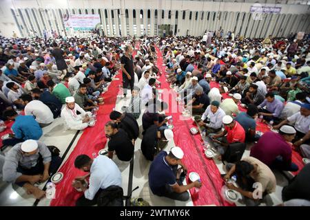 Dacca, Bangladesh. 18 marzo 2024. I devoti musulmani sono seduti insieme prima di rompere il digiuno durante il mese Santo del Ramadan alla Moschea Nazionale Baitul Mukarram a Dacca, Bangladesh, il 18 marzo 2024. Foto di Habibur Rahman/ABACAPRESS.COM credito: Abaca Press/Alamy Live News Foto Stock