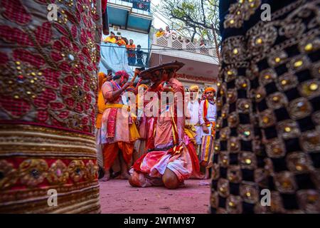 Mathura, Uttar Pradesh, India. 18 marzo 2024. Il calcio è celebrato a Barsana e Nandgaon dell'Uttar Pradesh, in India. Queste donne picchiano gli uomini con i bastoni, simboleggiando la risatina di Lord Krishna. Canzoni popolari, colori e dolci sono apprezzati durante il festival. Radha e il suo entourage si sono offesi per le sue avances e hanno cacciato Krishna dal villaggio. Ogni anno, gli uomini di Nandgaon viaggiano a Barsana, dove vengono accolti da donne che maneggiano lathis (bastoni), da cui il nome Lathmar Holi. Crediti: ZUMA Press, Inc./Alamy Live News Foto Stock