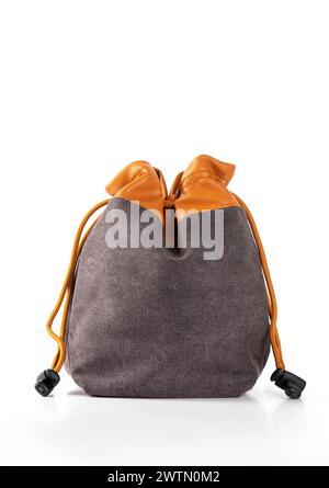 Pochette con coulisse in tela e finiture in pelle per riporre i tuoi accessori. Foto Stock