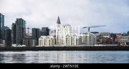 Reykjavik, Islanda - 4 aprile 2017: Lo skyline di Reykjavik, gli edifici moderni e la cattedrale di Hallgrimskirkja sono sotto il cielo nuvoloso Foto Stock