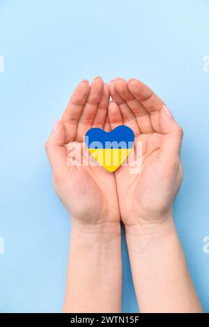 Cuore in mano su sfondo blu. Il concetto di San Valentino e Festa della donna. Vista dall'alto, posiziona per il testo. una vita. Foto Stock