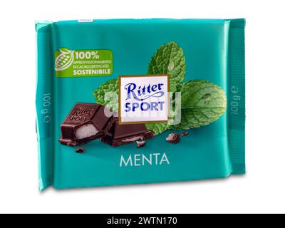 Italia - 13 marzo 2024: Ritter Sport Chocolate, barretta quadrata di cioccolato fondente ripieno di crema di menta isolata su bianco con percorso di ritaglio incluso Foto Stock