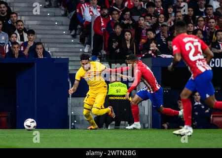 Barcellona, Barcellona, Spagna. 17 marzo 2024. Samuel Lino (R) dell'Atlético de Madrid e Raphinha(L) dell'F.C Barcelona visti in azione durante la partita LaLiga EA Sports tra l'Atlético de Madrid e il F.C Barcelona al CÃ-vitas Metropolitano. (Credit Image: © Marti Segura Ramoneda/ZUMA Press Wire) SOLO PER USO EDITORIALE! Non per USO commerciale! Foto Stock