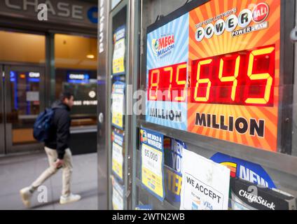 New York, Stati Uniti. 17 marzo 2024. Un'esposizione in uno stand di strada mostra il jackpot Mega Millions a 875 milioni di dollari e il jackpot Powerball a 645 milioni di dollari a Wall Street lunedì 18 marzo 2024 a New York City. Foto di John Angelillo/UPI credito: UPI/Alamy Live News Foto Stock