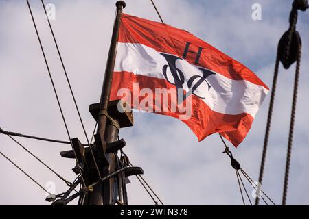 Kampen, Paesi Bassi - 30 marzo 2018: Kampen, Paesi Bassi - 30 marzo 2018: Bandiera usata dalla Verenigde olandese Oost-Indische compagnie dal 1 Foto Stock