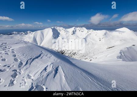 Vista da Baranec, Tatra occidentali, Slovacchia. Il bellissimo paesaggio invernale delle montagne è coperto dalla neve in inverno. Clima soleggiato con azzurro chiaro S Foto Stock