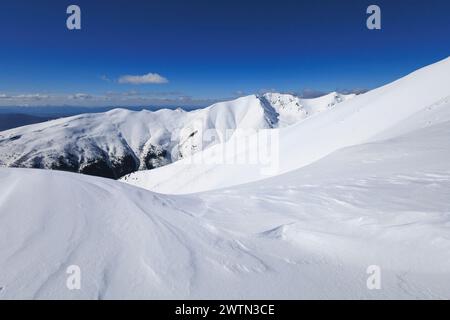 Vista da Baranec, Tatra occidentali, Slovacchia. Il bellissimo paesaggio invernale delle montagne è coperto dalla neve in inverno. Clima soleggiato con azzurro chiaro S Foto Stock