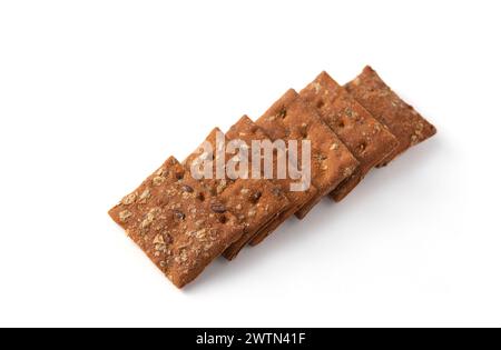 snack mini cracker con pomodoro e basilico isolati su sfondo bianco. Foto Stock