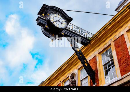 Il Winchester High Street Clock, situato sull'ex Guildhall. Winchester, Hampshire, Inghilterra, Regno Unito, Europa Foto Stock