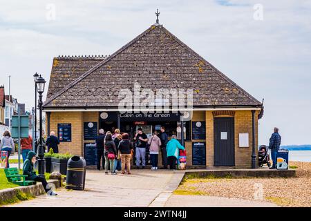 Cabin on the Green è un chiosco di gelati a conduzione familiare. Cowes, Isola di Wight, Inghilterra, Regno Unito, Europa Foto Stock