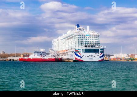 Porto di Southampton. Red Kestrel, traghetto, vicino al molo di Iona. La sig.ra Iona è una nave da crociera di classe Excellence in servizio per P&o Cruises, un subsi Foto Stock