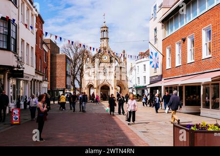 Vista da East st. Chichester Cross, che è un tipo di croce a croce familiare nelle vecchie città di mercato, fu costruito nel 1501 come mercato coperto, e stan Foto Stock