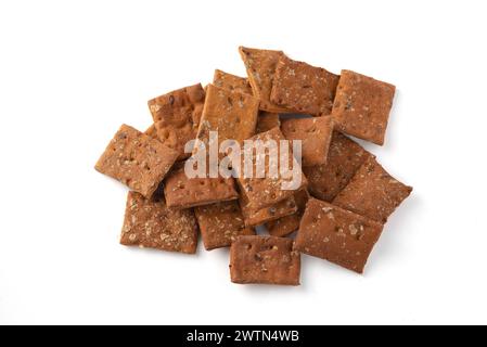 snack mini cracker con pomodoro e basilico isolati su sfondo bianco. Foto Stock