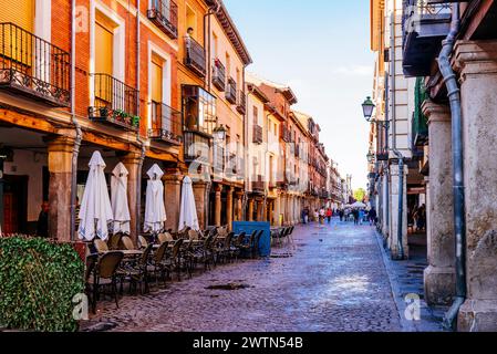 Calle Mayor di Alcalá de Henares è una delle strade più importanti del suo centro storico. È la strada più lunga conservata con portici su entrambi Foto Stock