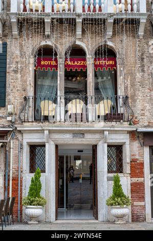 Venezia, Italia - 26 febbraio 2023: Facciata dell'Hotel Palazzo Vitturi a Venezia. Foto Stock