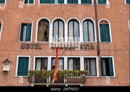 Venezia, Italia - 26 febbraio 2023: La facciata dell'Hotel Scadinavia a Venezia. Foto Stock