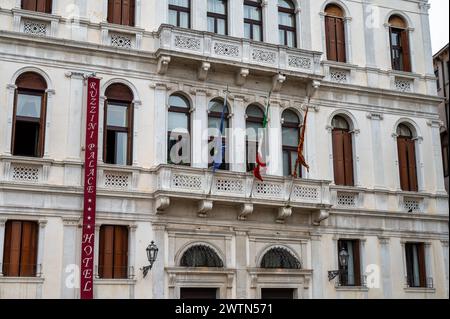 Venezia, Italia - 26 febbraio 2023: La facciata del Ruzzini Palace Hotel a Venezia. Foto Stock