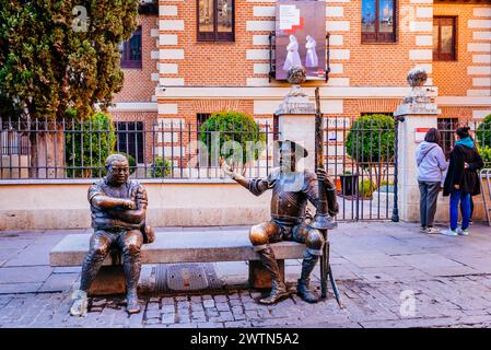 Gruppo scultoreo di Don Chisciotte e Sancho di fronte al Museo della Casa natale di Cervantes. Alcalá de Henares, Comunidad de Madrid, Spagna, Europa Foto Stock