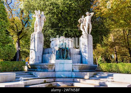 Monumento in onore di José Tartiere Lenegre, opera di Víctor Hevia e Manuel Álvarez Laviada, situato sul Paseo de los Álamos del campo de San Francisco Foto Stock