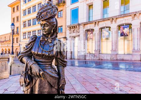 La scultura urbana conosciuta come la Regenta. È un omaggio al personaggio e al romanzo dello scrittore Leopoldo Alas 'Clarín'. Oviedo, Principado de AS Foto Stock