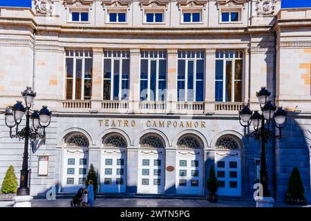 Il teatro Campoamor è il teatro dell'opera di Oviedo, fondato nel 1892 e noto per ospitare, tra gli altri eventi, la cerimonia di premiazione della Principessa delle Asturie Foto Stock