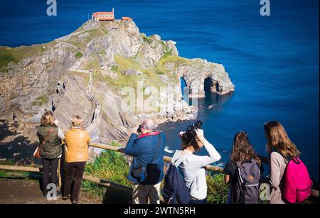 Gaztelugatxe visto dal punto di vista. Gaztelugatxe è un isolotto sulla costa della Biscaglia. È collegato alla terraferma da un ponte artificiale. Sopra Foto Stock