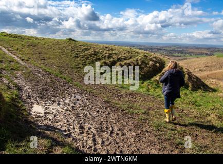 Una passeggiata fangosa nella campagna del Wiltshire intorno a Roundway, vicino a Devizes nel Regno Unito Foto Stock