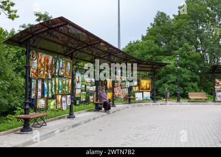 Kiev, Ucraina - 03 luglio 2018: Dipinti in vendita fuori dalla chiesa di Sant'Andrea. Foto Stock