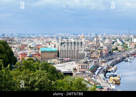 Kiev, Ucraina - 3 luglio 2018: Veduta aerea di Piazza Poshtova (ucraino: Поштова площа, letteralmente: Piazza postale) lungo il fiume Dnieper, con la sua Foto Stock