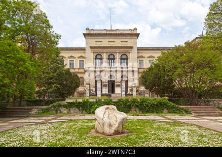 Varna, Bulgaria - 16 maggio 2019: Il museo archeologico espone antichi manufatti della zona di Varna, tra cui pezzi d'oro unici. Foto Stock