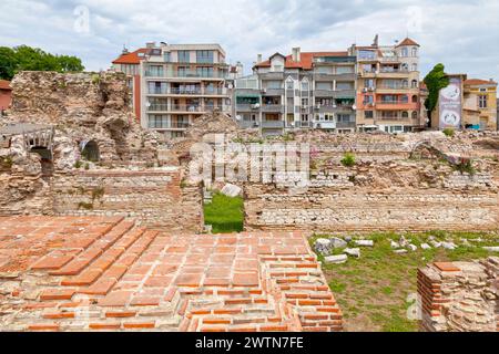 Varna, Bulgaria - 16 maggio 2019: Le terme romane (bulgaro: Римски терми) è un sito archeologico con un'antica casa termale romana costruita i Foto Stock