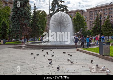 Kiev, Ucraina - 3 luglio 2018: Fontana a Maidan Nezalezhnosti (Piazza indipendenza). Foto Stock