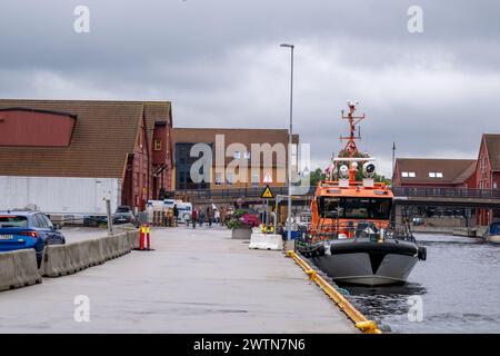 Kristiansand, Norvegia - 11 luglio 2023: Banchina di pesci Fiskebrygga a Kristiansand Foto Stock