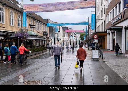 Kristiansand, Norvegia - 11 luglio 2023: Markens Gate Street con molti negozi e ristoranti Foto Stock