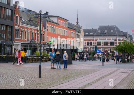 Kristiansand, Norvegia - 11 luglio 2023: Via Radhusgata con molti negozi e ristoranti Foto Stock