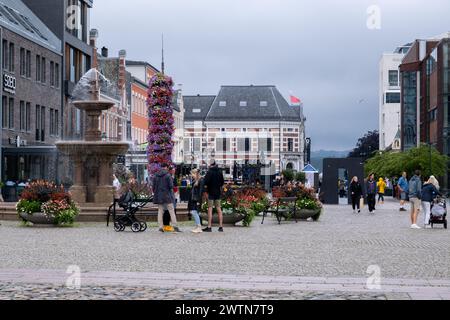 Kristiansand, Norvegia - 11 luglio 2023: Via Radhusgata con molti negozi e ristoranti Foto Stock