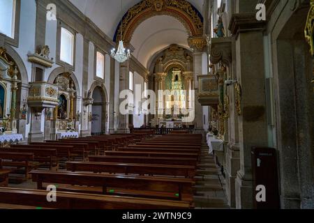 Peneda, Portogallo - 09 28 2022: Interno della chiesa del Santuario de Nossa Senhora da Peneda, una bella chiesa antica situata nel profondo della valle del m Foto Stock