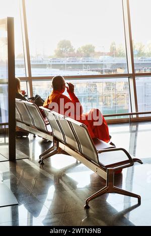 Il monaco buddista sta aspettando il volo all'aeroporto di Almaty (Kazakistan) in un bel giorno di settembre 2018 Foto Stock