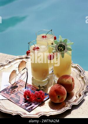 Monaco. Monte Carlo. Bevande su vassoio presso la piscina. Foto Stock
